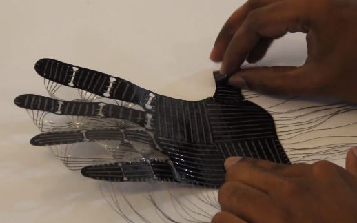 Un guante lleno de sensores descubierto por el MIT da tacto a los robots